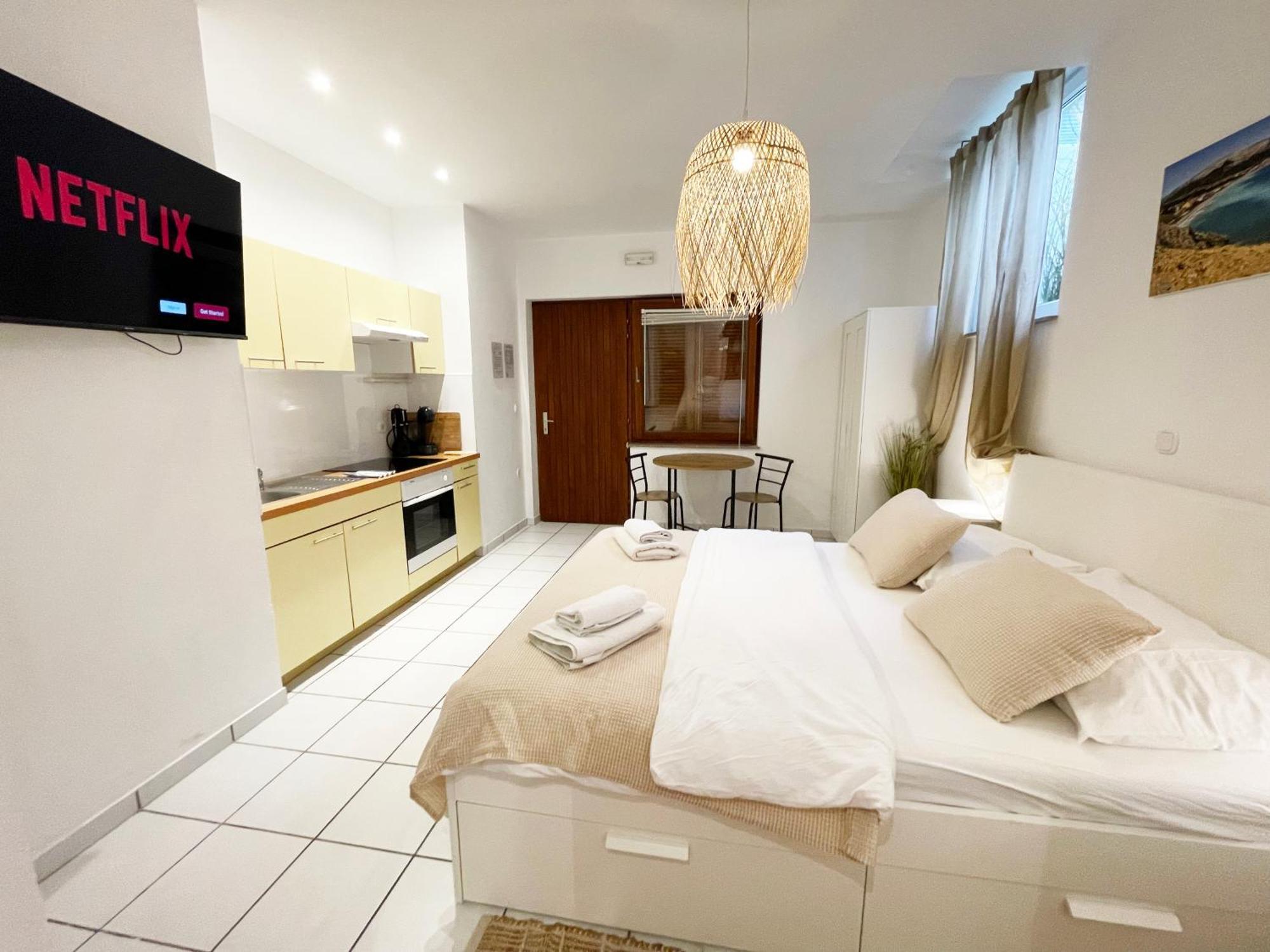 Apartments Monika Bed&Breakfast 145
